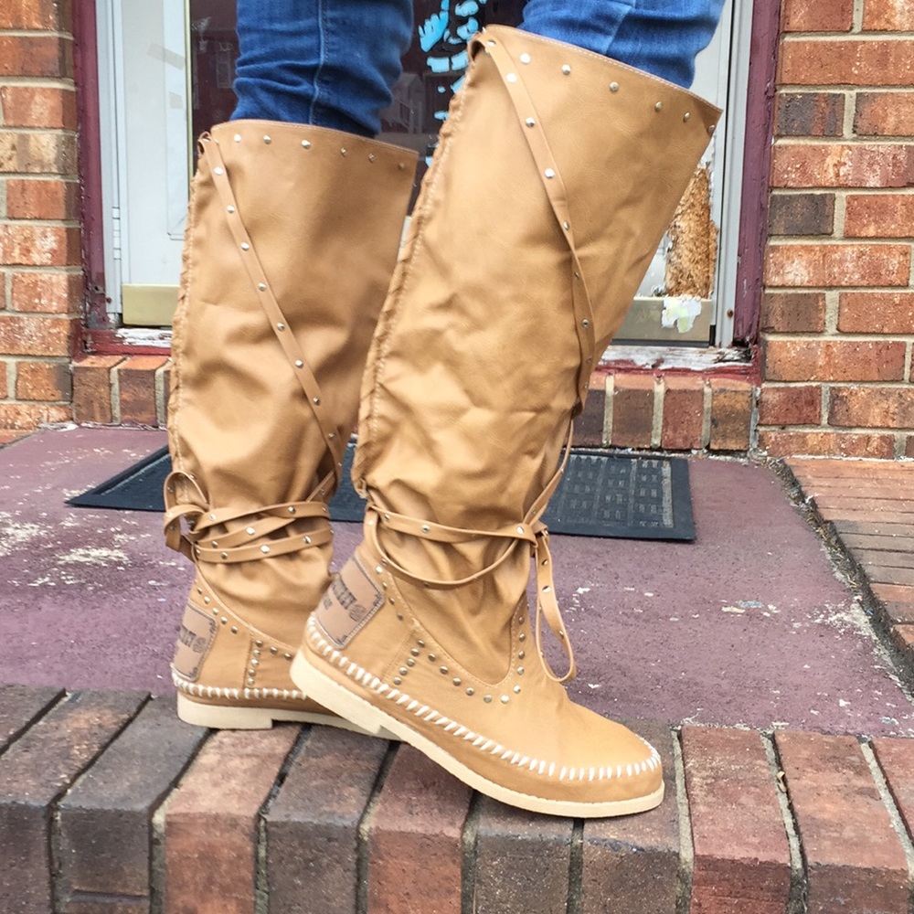 TAN LEATHER WRAP AROUND STRAPS STUD FLATFORM BOOTS